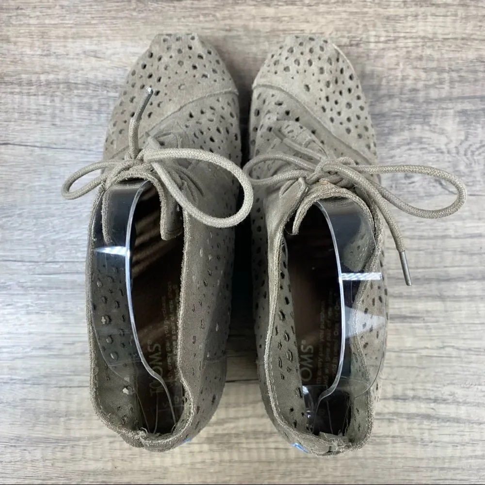 Toms Ankle Boots Womens~Desert Wedge Tan Suede Lace Up Shoes~Size W9 (301213)‎